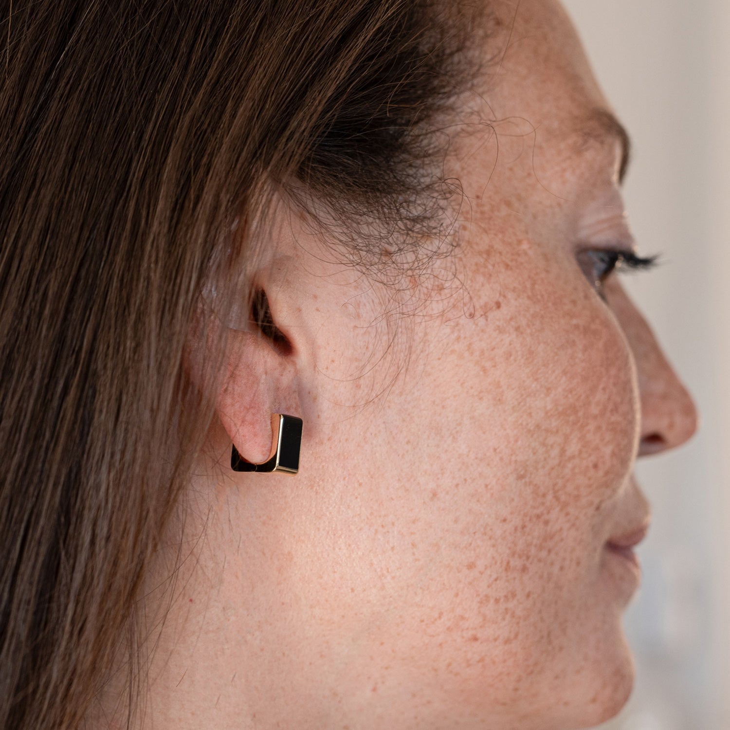 HUG EARRINGS, ONYX